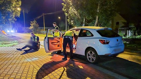 31-latek pod wpływem narkotyków zaatakował policjantów.