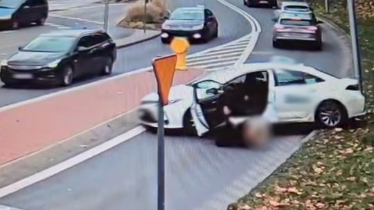 Zielona Góra: Auto samoczynnie ruszyło i przecięło ruchliwą drogę [WIDEO]