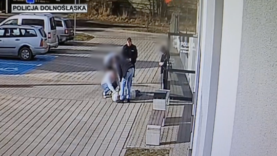 Bogatynia: 50-letnia kobieta straciła przytomność przed Komisariatem Policji [WIDEO]