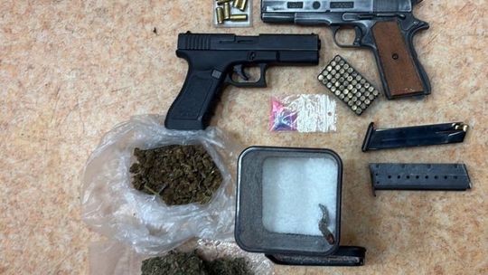 Bogatynia: pościg, broń, narkotyki i skradziony samochód. 41-latek aresztowany.