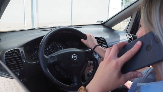 Chcesz dotrzeć bezpiecznie do celu? Odłóż telefon i skup się na drodze!