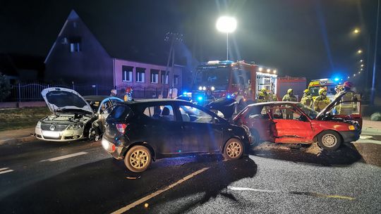 Cybinka: Cztery osoby poszkodowane w zderzeniu trzech samochodów
