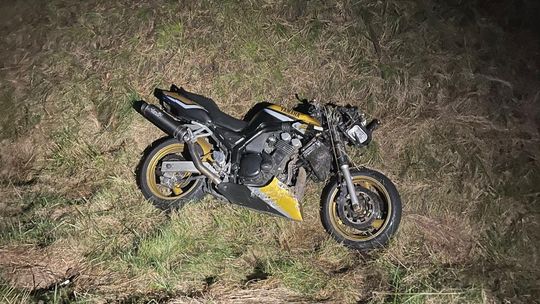 DK32:  Motocyklista bez uprawnień wypadł z drogi po zderzeniu z Fiatem