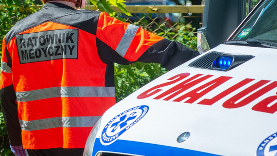 Dramat w Lubaniu! 70-latek z nożem zaatakował ratowników medycznych podczas transportu do szpitala!