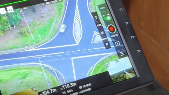 Dron policyjny ujawnił 30 kierowców, którzy zlekceważyli znak „STOP”