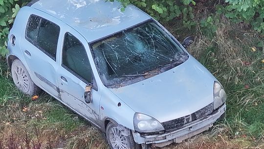 Dron Straży Miejskiej z Bogatyni ujawnił porzucony pojazd w lesie