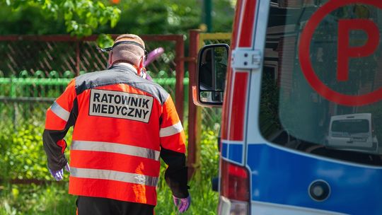 Ratownicy nieśli mu pomoc, a on groził, że ich zabije. Teraz stanie przed sądem
