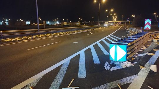 Kierowca ciężarówki spowodował zniszczenia na parkingu i zanieczyścił drogę ekspresową