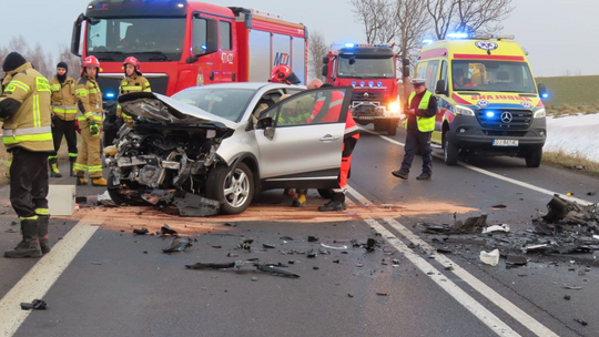 Kolizja trzech aut w Pisarzowicach. Jedna osoba trafiła do szpitala