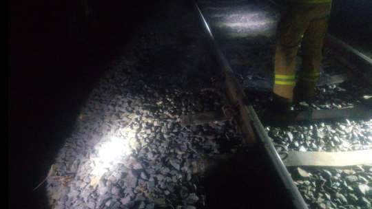 Lasów: pożar opon na torach Lasów: pożar opon na torach