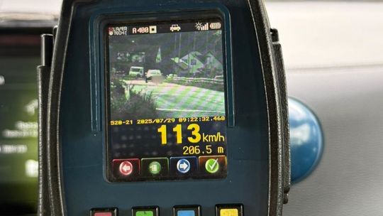 Lubań: Dwa prawa jazdy zatrzymane za jazdę ponad 100 km/h w terenie zabudowanym