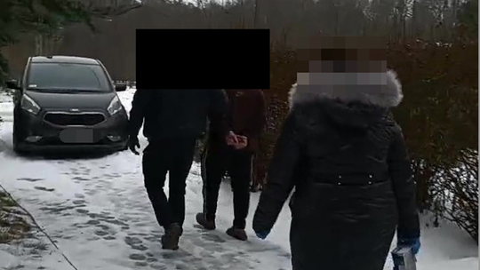 Lubań: wybił zęby mężczyźnie i posiadał alkohol bez akcyzy. 74-latek zatrzymany