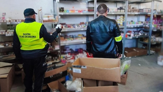 Lubańska policja, SCS i KAS przejęła ogromną ilość nielegalnych towarów w przesyłkach kurierskich