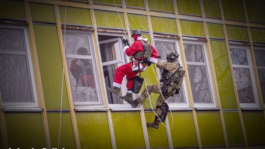 Lubuscy kontrterroryści z wizytą u najmłodszych pacjentów szpitala