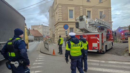 Lubuskie: Policjanci ewakuowali mieszkańców z pożaru