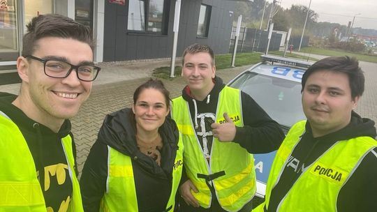 Lwóweccy policjanci ewakuowali rodzinę z płonącego samochodu!