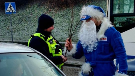 Niebieski Mikołaj na żarskich drogach. Policja nagradzała kierowców… ale wręczała też rózgi