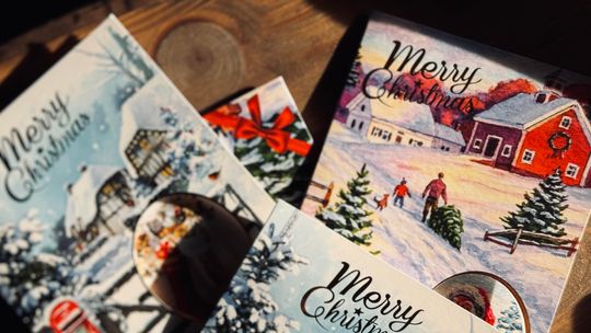 Papierowe kartki świąteczne - czy wciąż mają szansę w erze SMS-ów i WhatsAppa?