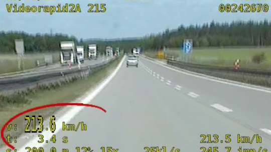 Pędził jak szalony 213 km/h na A4! Policja nie miała litości – surowa kara! [WIDEO]