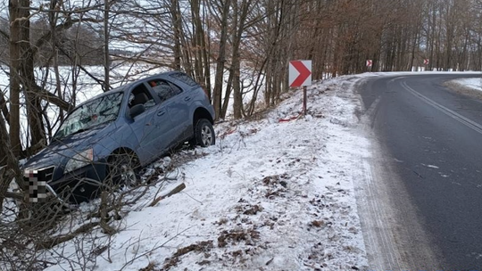 Pijana kobieta wjechała do rowu na drodze nr 297