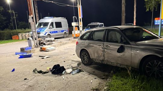 Pijany 21-latek staranował dystrybutor na stacji paliw