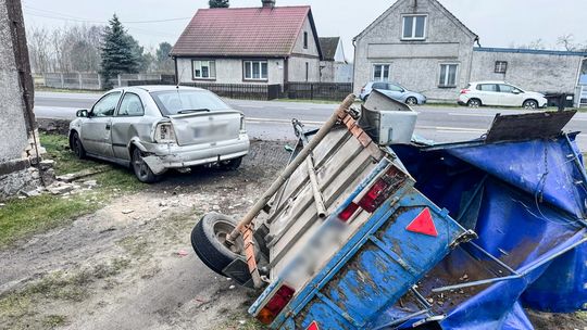 Pijany kierowca uderzył w budynek w Deszcznie