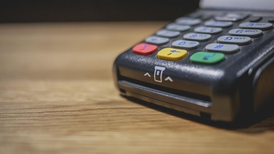 Płatności bezgotówkowe za mandaty - program przedłużony do 2028 roku