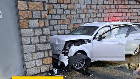 Polak rozbił kradzione Audi na autostradzie A4 przed tunelem Königshainer