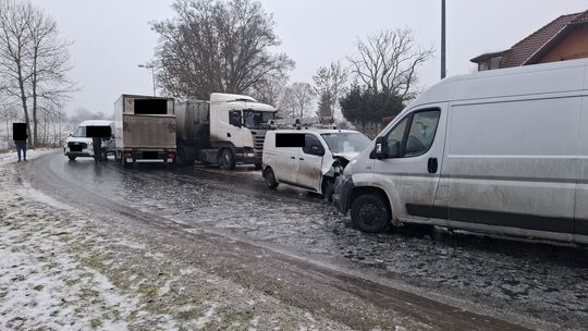 Policja Lubań: Uwaga kierowcy - trzy kolizje na drodze 2273D