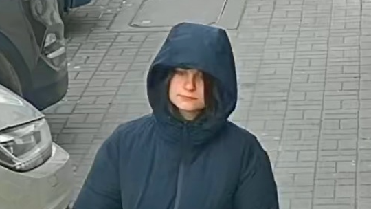 Policja poszukuje młodej kobiety, która jest podejrzana o ugodzenie nożem seniorki