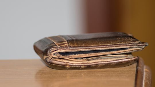 Policja w Żarach szuka właściciela portfela