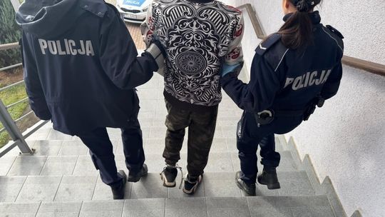 Policja Żagań: Grozili ekspedientce siekierą i przedmiotem przypominającym broń