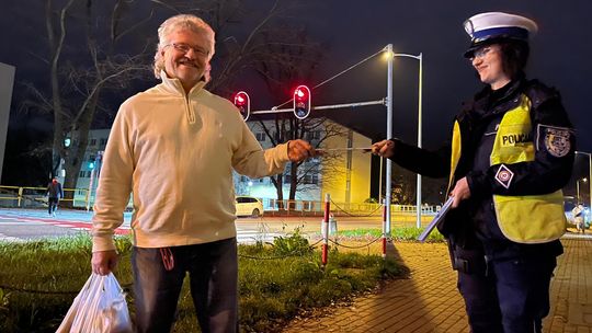Policjanci rozdają odblaski seniorom w Zielonej Górze