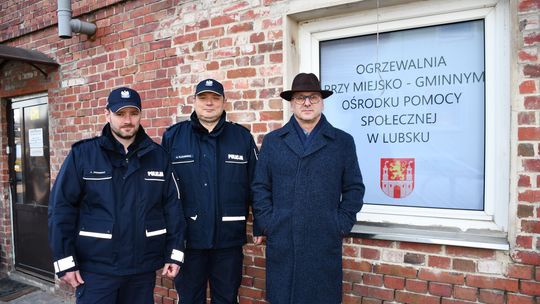 Policjanci z Żar sprawdzają gminną ogrzewalnię