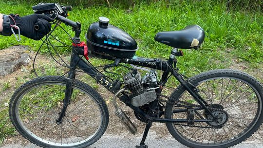 Postanowił „zmotoryzować” zwykły rower