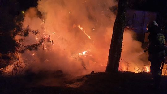 Pożar w Pieńsku. Spłonęła komórka z drewnem