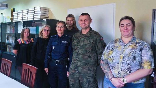 Promocja zawodu policjanta w żarskim Urzędzie Pracy