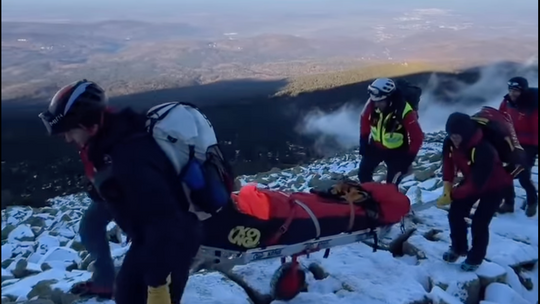 Ratownicy GOPR Karkonosze ewakuowali turystę ze zbocza Wielkiego Szyszaka [WIDEO]