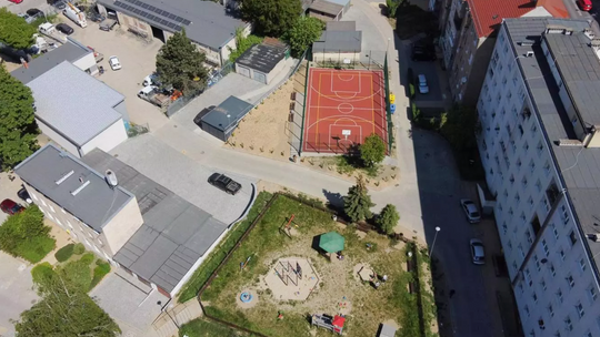 Rewitalizacja podwórka w centrum Zgorzelca zakończona – nowe boisko, zieleń i infrastruktura