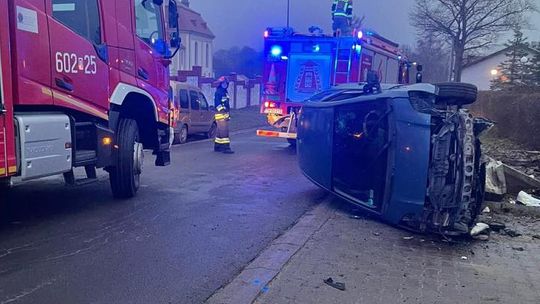 Samochód osobowy przewrócił się na bok w Działoszynie Samochód osobowy przewrócił się na bok w Działoszynie
