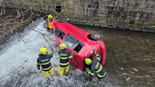 Samochód osobowy wpadł do Nysy Łużyckiej