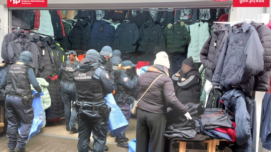 Słubice/Gorzów Wlkp: : funkcjonariusze SCS sprawdzili stoiska na bazarze i sortownie