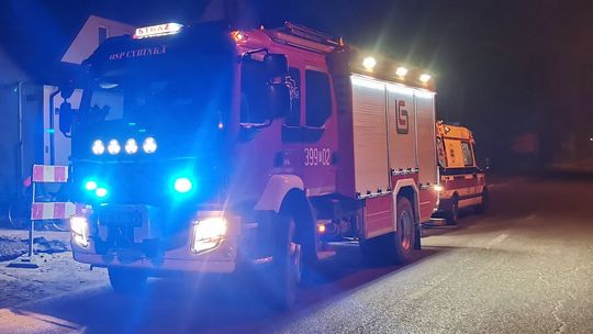 Strażacy pomogli w transporcie pacjenta do karetki
