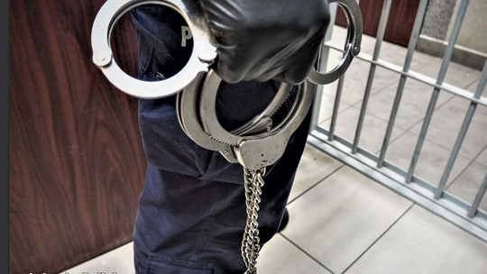 Sulęcin: recydywiści zatrzymani za kradzieże perfum i kosmetyków