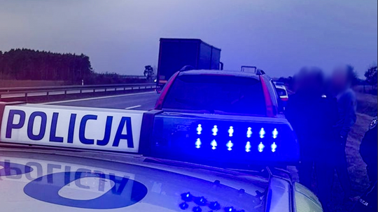 Świebodzin: dwóch mężczyzn pieszo na autostradzie...