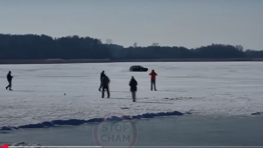 Szczyt samochodowej głupoty. Drift audi na zamarzniętym jeziorze musiał się tak skończyć [WIDEO]