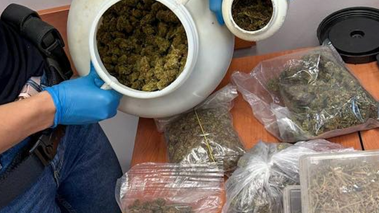 Szprotawa: 38-latek zatrzymany. Kryminalni zabezpieczyli ponad dwa kilogramy narkotyków