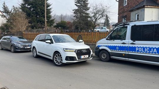 Uciekał przed policją kradzionym audi. Miał sądowy zakaz prowadzenia pojazdów