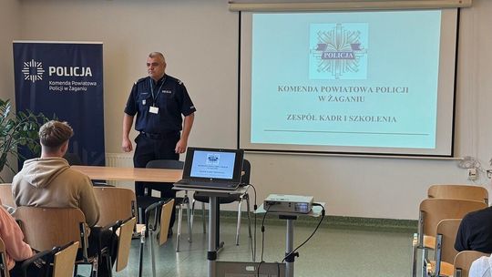 Uczniowie klas mundurowych odwiedzili Komendę Powiatową Policji