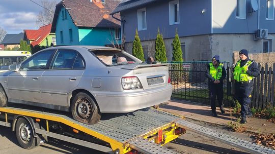 Usunięto zaniedbany pojazd z ulicy Fieldorfa Nila w Bogatyni